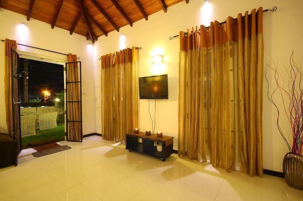 Blue Water Boutique Hotel Negombo Exterior photo
